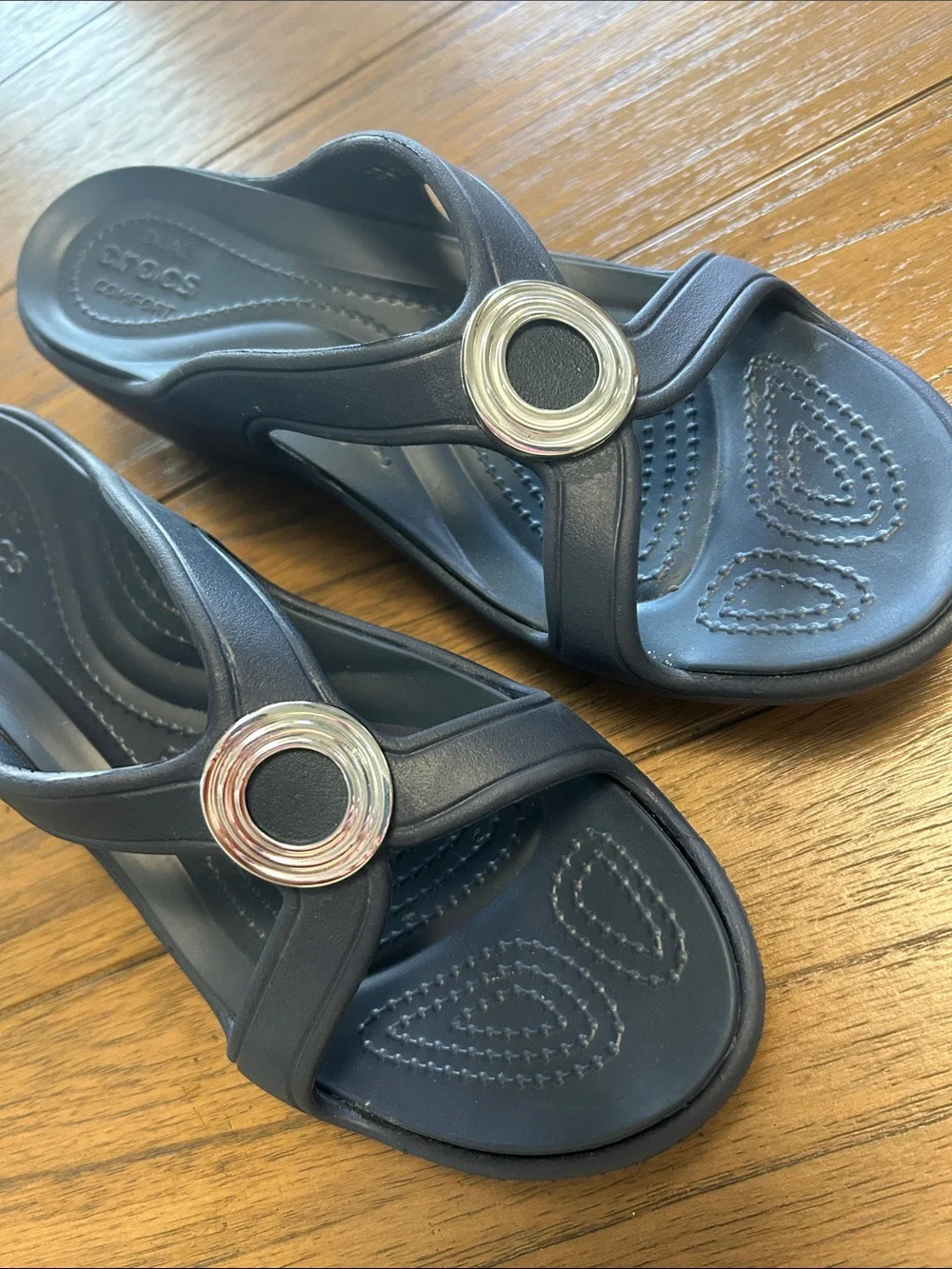 CROCS NWOB navy dual comfort Slip-On Wedge Sandals with Silver Ring - Picture 4 of 6